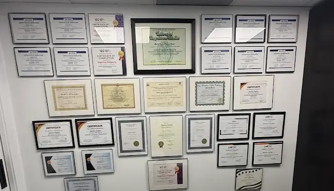 Pared con los certificados profesionales de Martha Otalora en su oficina