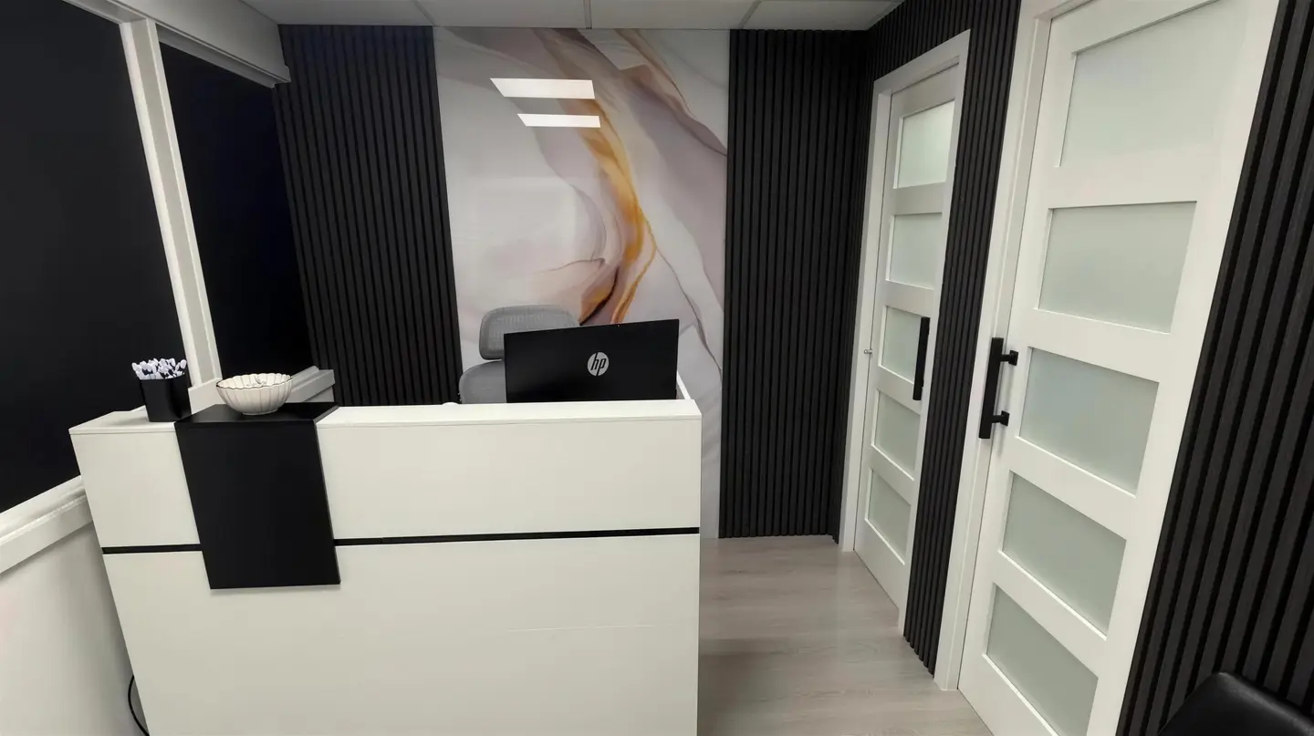 Recepción y puertas de vidrio esmerilado en la oficina de MO Accounting Services en Miami