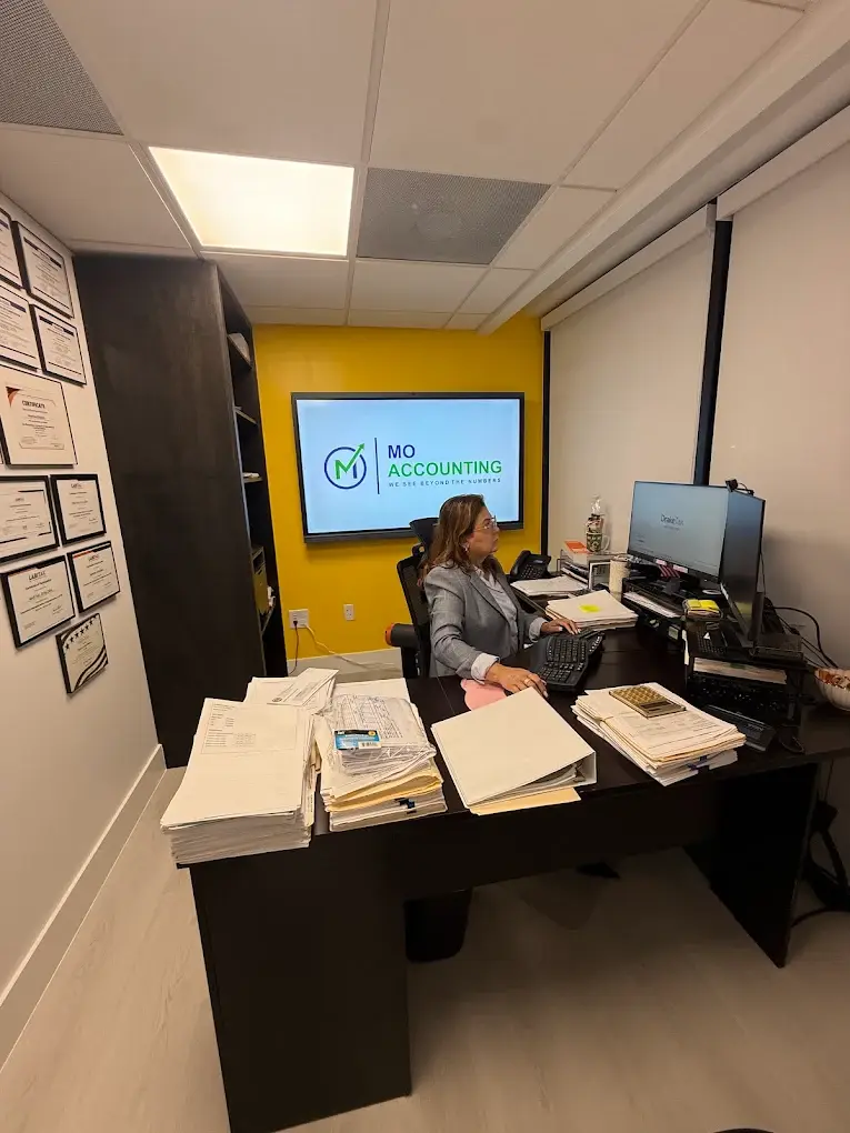 Martha Otalora en su escritorio en la oficina de MO Accounting Services